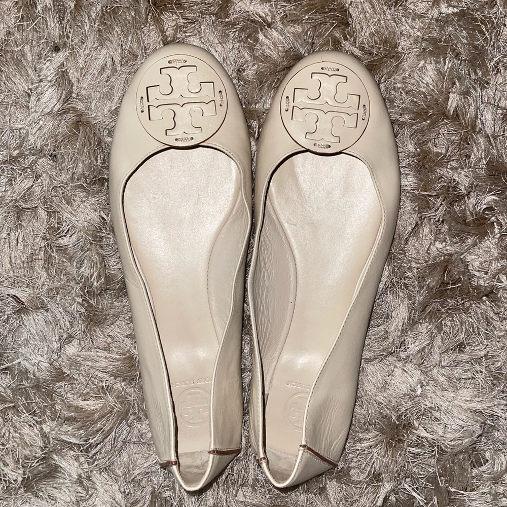 Two pairs of Tory Burch Ballet Flats. Dusted Pink and Cream. - Picture 6 of 10